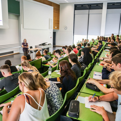 Studierende im Hörsaal Studierende sitzen zum Studienstart in einer Vorlesung.